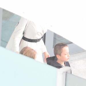 Angelina Jolie et ses enfants, Shiloh Jolie-Pitt, Maddox Jolie-Pitt, Pax Jolie-Pitt, Zahara Jolie-Pitt, Vivienne Jolie-Pitt et Knox Jolie-Pitt , arrivent à l'aéroport Heathrow de Londres, le 12 mars 2017.