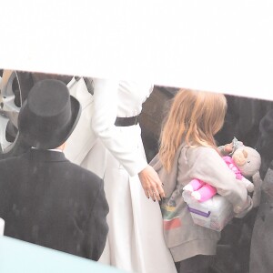 Angelina Jolie et ses enfants, Shiloh Jolie-Pitt, Maddox Jolie-Pitt, Pax Jolie-Pitt, Zahara Jolie-Pitt, Vivienne Jolie-Pitt et Knox Jolie-Pitt , arrivent à l'aéroport Heathrow de Londres, le 12 mars 2017.