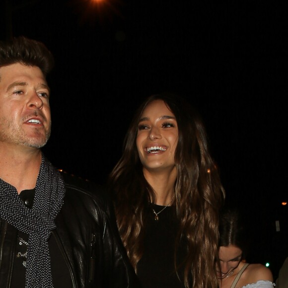 Robin Thicke fête son 40ème anniversaire avec sa compagne April Love Geary au restaurant Catch de Los Angeles le 10 mars 2017.