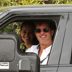 Robin Thicke ( qui fête ses 40 ans ) avec sa compagne April Love Geary et son fils Julian vont déjeuner chez McDonalds, Julian et April vont ensuite cueillir des pommes à Malibu le 10 mars 2017.