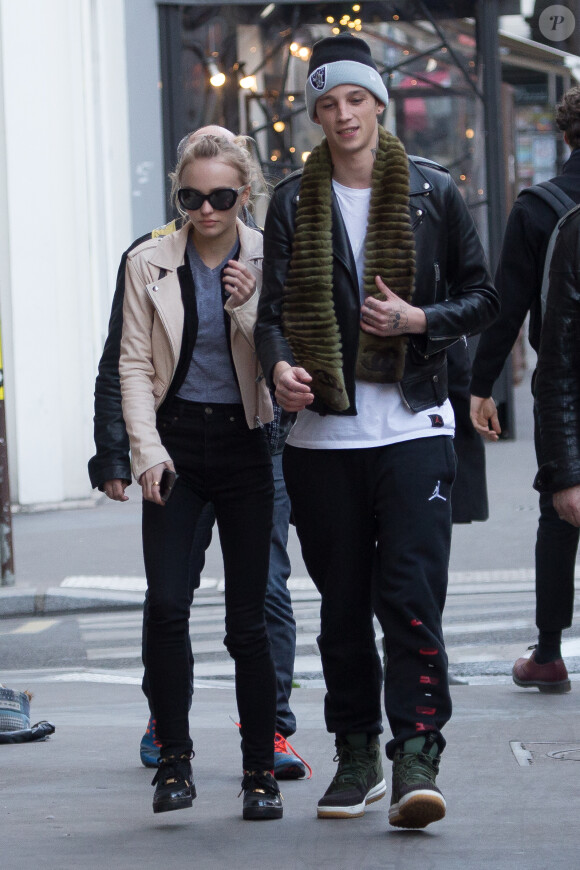 Lily-Rose Depp et Ash Stymest se baladent à Paris le 22 mars 2016.