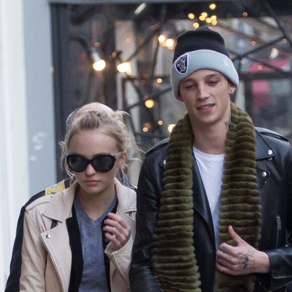 Lily-Rose Depp et Ash Stymest se baladent à Paris le 22 mars 2016.