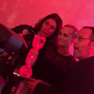 Laeticia Hallyday pose avec son prix aux côtés de Jean Reno et sa femme, lors de la soirée Clarins le 14 mars 2017 à Paris