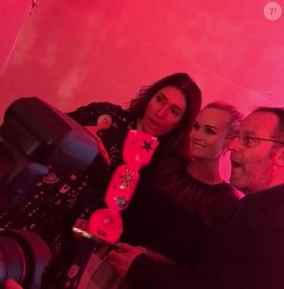 Laeticia Hallyday pose avec son prix aux côtés de Jean Reno et sa femme, lors de la soirée Clarins le 14 mars 2017 à Paris