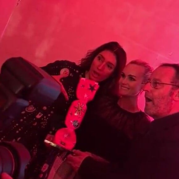 Laeticia Hallyday pose avec son prix aux côtés de Jean Reno et sa femme, lors de la soirée Clarins le 14 mars 2017 à Paris