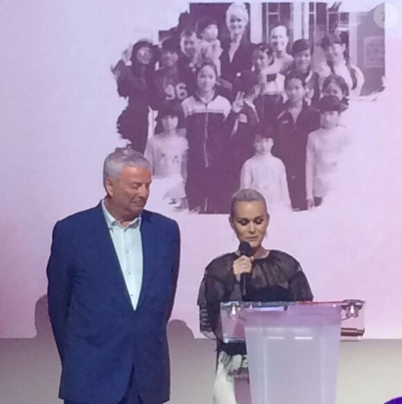 Laeticia Hallyday reçoit un prix de la part de Clarins, le 14 mars 2017 à Paris