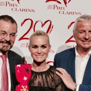 Laeticia Hallyday, récompensée, prend la pose à la soirée Clarins le 14 mars 2017 à Paris