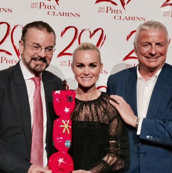 Laeticia Hallyday, récompensée, prend la pose à la soirée Clarins le 14 mars 2017 à Paris