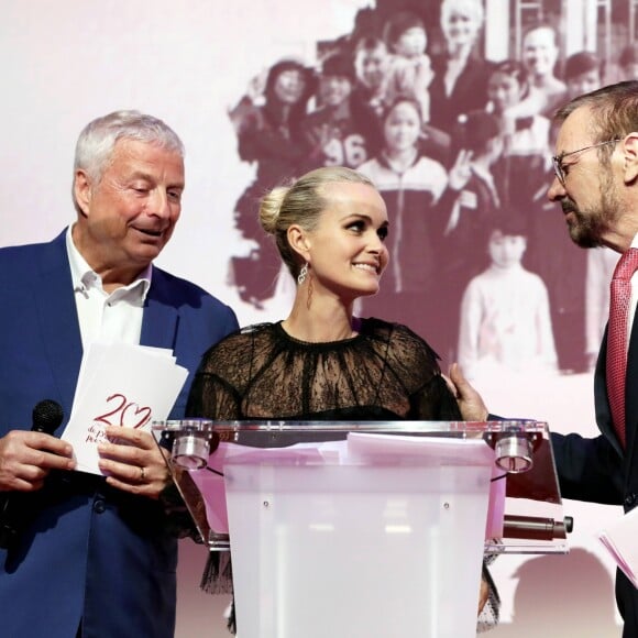 Exclusif - Laeticia Hallyday récompensée du prix Clarins Femme de Coeur 2017 par Christian Courtin-Clarins (président du conseil de surveillance de Clarins) et Dr Olivier Courtin-Clarins (président du directoire de Clarins) en reconnaissance de son engagement humanitaire avec son association La Bonne Étoile à l'hôtel Salomon de Rothschild à Paris, France, le 14 mars 2017. © Borde-Jacovides/Bestimage