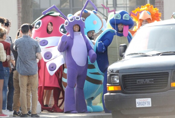 Adam Levine et le groupe Maroon 5 déguisés en insectes pour le tournage d'un clip vidéo à Los Angeles, le 27 août 2016.