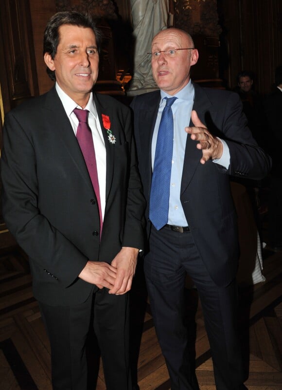 Max Guazzini et Bernard Laporte - Max Guazzini recoit les insignes de Chevalier de l'Ordre national de la Legion d'honneur a la mairie de Paris le 27 mars 2013