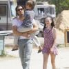 Exclusif - Le producteur Brad Falchuk (nouveau compagnon de Gwyneth Paltrow) se promène avec ses enfants Isabella et Brody dans un centre équestre à Burbank le 5 avril 2015.