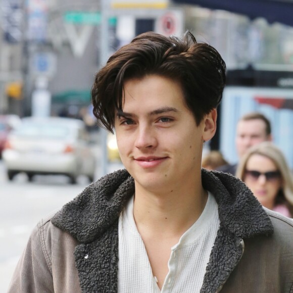 Cole Sprouse salue et parle avec ses fans à Vancouver - Le 19 mars 2016
