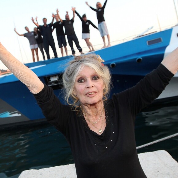 Exclusif - Brigitte Bardot pose avec l'équipage de Brigitte Bardot Sea Shepherd, le célèbre trimaran d'intervention de l'organisation écologiste, sur le port de Saint-Tropez, le 26 septembre 2014 en escale pour 3 jours à deux jours de ses 80 ans. Cela fait au moins dix ans qu'elle n'est pas apparue en public sur le port tropézien.