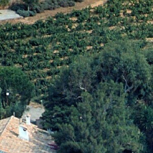 Archives - Vue aérienne de la maison de Brigitte Bardot, La Madrague, à Saint-Tropez. Le 15 juillet 2001