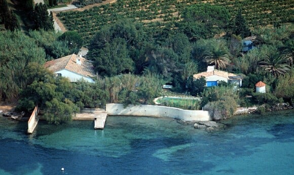 Archives - Vue aérienne de la maison de Brigitte Bardot, La Madrague, à Saint-Tropez. Le 15 juillet 2001