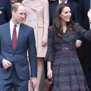 Le prince William et Kate Middleton visitent les Invalides à Paris le 18 mars 2017. La duchesse de Cambridge a rendu hommage à la France en choisissant un manteau, un sac et une ceinture Chanel.