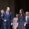 Le prince William et Kate Middleton visitent les Invalides à Paris le 18 mars 2017. La duchesse de Cambridge a rendu hommage à la France en choisissant un manteau, un sac et une ceinture Chanel.