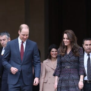 Le prince William et Kate Middleton visitent les Invalides à Paris le 18 mars 2017. La duchesse de Cambridge a rendu hommage à la France en choisissant un manteau, un sac et une ceinture Chanel.