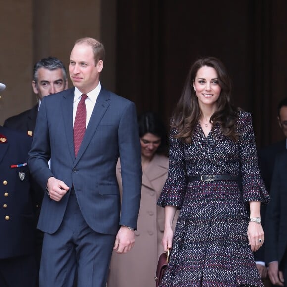 Le prince William et Kate Middleton visitent les Invalides à Paris le 18 mars 2017. La duchesse de Cambridge a rendu hommage à la France en choisissant un manteau, un sac et une ceinture Chanel.