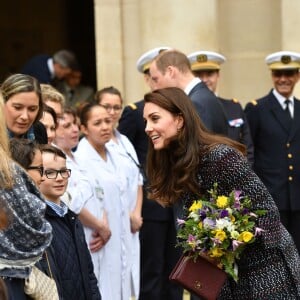 Le prince William et Kate Middleton visitent les Invalides à Paris le 18 mars 2017. La duchesse de Cambridge a rendu hommage à la France en choisissant un manteau, un sac et une ceinture Chanel.