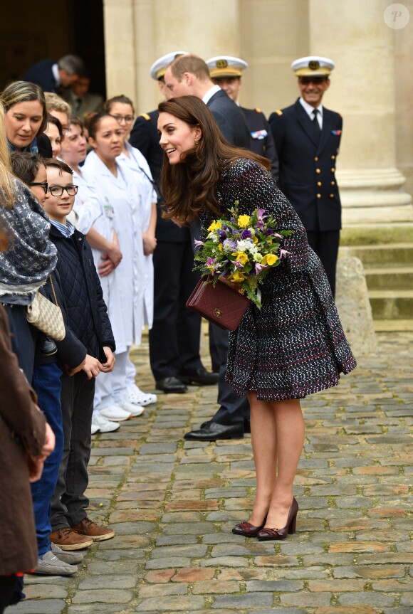 Le prince William et Kate Middleton visitent les Invalides à Paris le 18 mars 2017. La duchesse de Cambridge a rendu hommage à la France en choisissant un manteau, un sac et une ceinture Chanel.