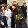 Le prince William et Kate Middleton visitent les Invalides à Paris le 18 mars 2017. La duchesse de Cambridge a rendu hommage à la France en choisissant un manteau, un sac et une ceinture Chanel.