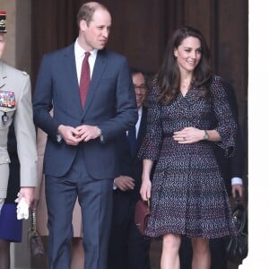 Le prince William et Kate Middleton visitent les Invalides à Paris le 18 mars 2017. La duchesse de Cambridge a rendu hommage à la France en choisissant un manteau, un sac et une ceinture Chanel.