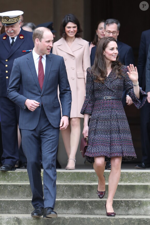 Le prince William et Kate Middleton visitent les Invalides à Paris le 18 mars 2017. La duchesse de Cambridge a rendu hommage à la France en choisissant un manteau, un sac et une ceinture Chanel.
