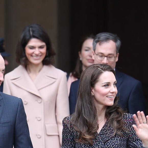 Le prince William et Kate Middleton visitent les Invalides à Paris le 18 mars 2017. La duchesse de Cambridge a rendu hommage à la France en choisissant un manteau, un sac et une ceinture Chanel.