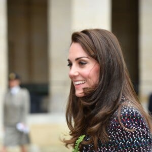 Le prince William et Kate Middleton visitent les Invalides à Paris le 18 mars 2017. La duchesse de Cambridge a rendu hommage à la France en choisissant un manteau, un sac et une ceinture Chanel.