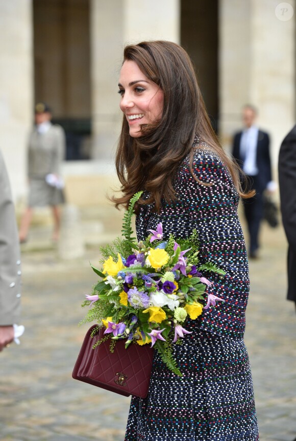 Le prince William et Kate Middleton visitent les Invalides à Paris le 18 mars 2017. La duchesse de Cambridge a rendu hommage à la France en choisissant un manteau, un sac et une ceinture Chanel.