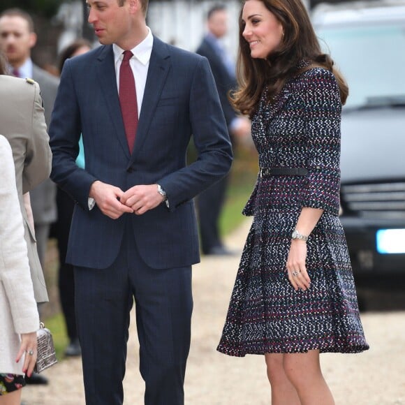 Le prince William et Kate Middleton visitent les Invalides à Paris le 18 mars 2017. La duchesse de Cambridge a rendu hommage à la France en choisissant un manteau, un sac et une ceinture Chanel.