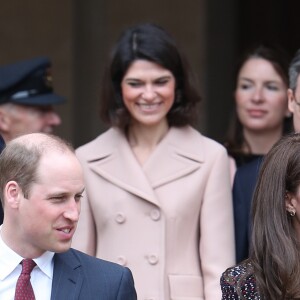 Le prince William et Kate Middleton visitent les Invalides à Paris le 18 mars 2017. La duchesse de Cambridge a rendu hommage à la France en choisissant un manteau, un sac et une ceinture Chanel.