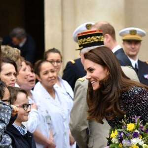 Le prince William et Kate Middleton visitent les Invalides à Paris le 18 mars 2017. La duchesse de Cambridge a rendu hommage à la France en choisissant un manteau, un sac et une ceinture Chanel.