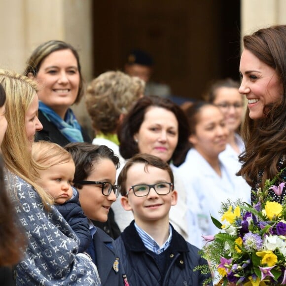 Le prince William et Kate Middleton visitent les Invalides à Paris le 18 mars 2017. La duchesse de Cambridge a rendu hommage à la France en choisissant un manteau, un sac et une ceinture Chanel.