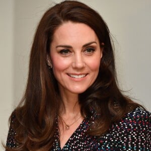 Le prince William et Kate Middleton visitent les Invalides à Paris le 18 mars 2017. La duchesse de Cambridge a rendu hommage à la France en choisissant un manteau, un sac et une ceinture Chanel.