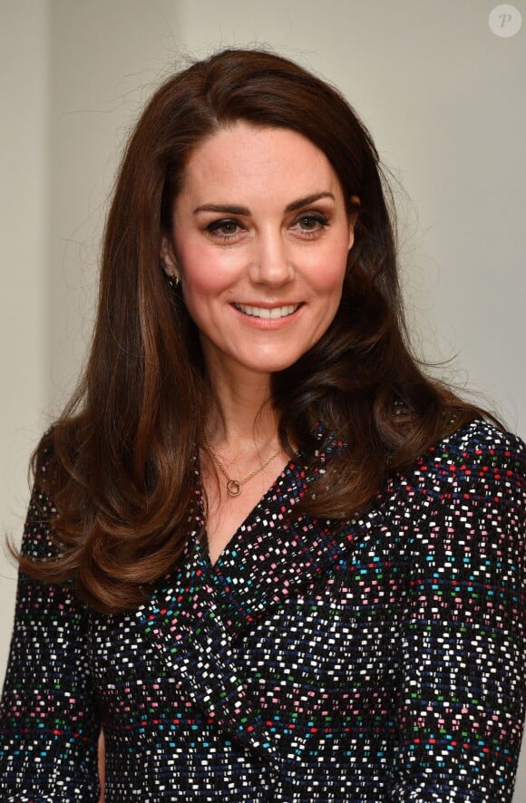 Le prince William et Kate Middleton visitent les Invalides à Paris le 18 mars 2017. La duchesse de Cambridge a rendu hommage à la France en choisissant un manteau, un sac et une ceinture Chanel.