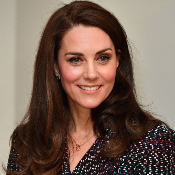 Le prince William et Kate Middleton visitent les Invalides à Paris le 18 mars 2017. La duchesse de Cambridge a rendu hommage à la France en choisissant un manteau, un sac et une ceinture Chanel.