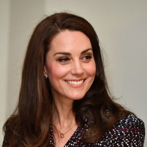 Le prince William et Kate Middleton visitent les Invalides à Paris le 18 mars 2017. La duchesse de Cambridge a rendu hommage à la France en choisissant un manteau, un sac et une ceinture Chanel.