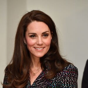 Le prince William et Kate Middleton visitent les Invalides à Paris le 18 mars 2017. La duchesse de Cambridge a rendu hommage à la France en choisissant un manteau, un sac et une ceinture Chanel.