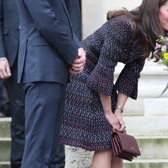 Le prince William et Kate Middleton visitent les Invalides à Paris le 18 mars 2017. La duchesse de Cambridge a rendu hommage à la France en choisissant un manteau, un sac et une ceinture Chanel.