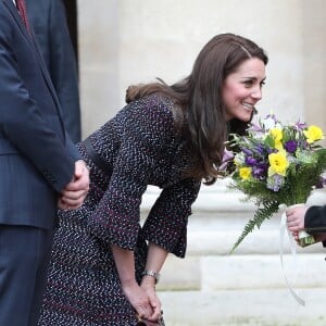 Le prince William et Kate Middleton visitent les Invalides à Paris le 18 mars 2017. La duchesse de Cambridge a rendu hommage à la France en choisissant un manteau, un sac et une ceinture Chanel.