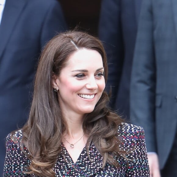 Le prince William et Kate Middleton visitent les Invalides à Paris le 18 mars 2017. La duchesse de Cambridge a rendu hommage à la France en choisissant un manteau, un sac et une ceinture Chanel.