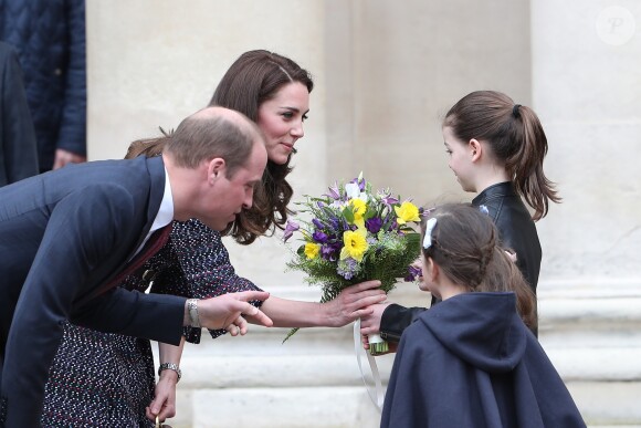 Le prince William et Kate Middleton visitent les Invalides à Paris le 18 mars 2017. La duchesse de Cambridge a rendu hommage à la France en choisissant un manteau, un sac et une ceinture Chanel.