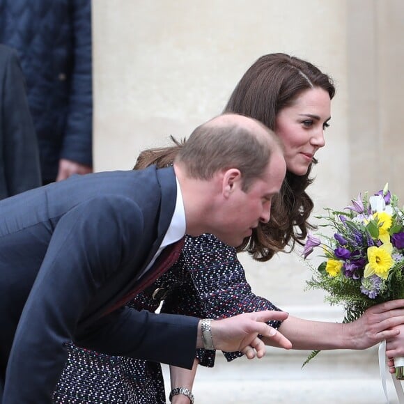 Le prince William et Kate Middleton visitent les Invalides à Paris le 18 mars 2017. La duchesse de Cambridge a rendu hommage à la France en choisissant un manteau, un sac et une ceinture Chanel.