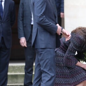 Le prince William et Kate Middleton visitent les Invalides à Paris le 18 mars 2017. La duchesse de Cambridge a rendu hommage à la France en choisissant un manteau, un sac et une ceinture Chanel.