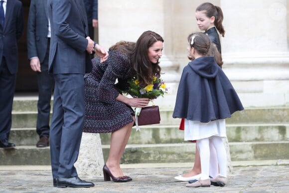 Le prince William et Kate Middleton visitent les Invalides à Paris le 18 mars 2017. La duchesse de Cambridge a rendu hommage à la France en choisissant un manteau, un sac et une ceinture Chanel.