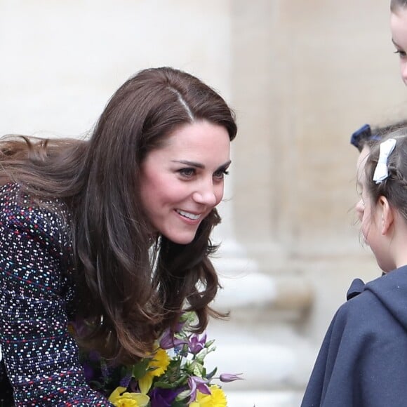 Le prince William et Kate Middleton visitent les Invalides à Paris le 18 mars 2017. La duchesse de Cambridge a rendu hommage à la France en choisissant un manteau, un sac et une ceinture Chanel.