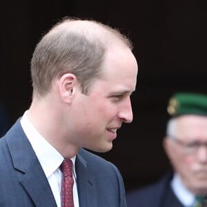 Le prince William et Kate Middleton visitent les Invalides à Paris le 18 mars 2017. La duchesse de Cambridge a rendu hommage à la France en choisissant un manteau, un sac et une ceinture Chanel.